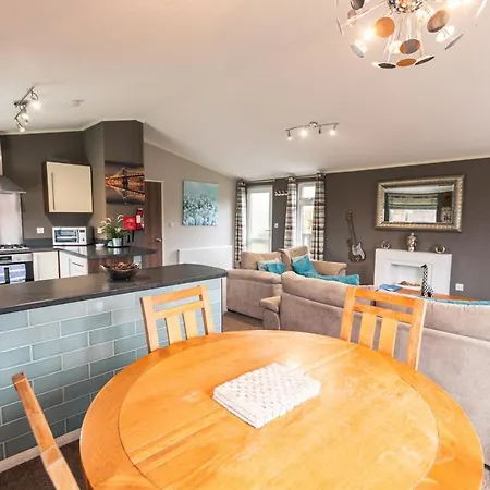 Kingfisher With Hot Tub Lodge Malton