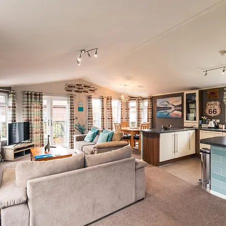 Kingfisher With Hot Tub *