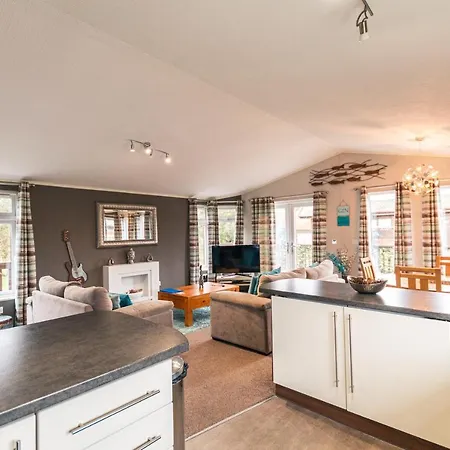 Kingfisher With Hot Tub