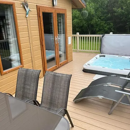 Kingfisher With Hot Tub ロッジ *